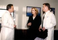 In aller Freundschaft – Dr. Barrach (Axel Wandtke) hat sich verliebt. Zusammen mit Sonja (Ina Bleiweiß) und ihrem Sohn Tim (Tim Hahn) geht Barrach nach Dresden.