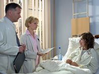 In aller Freundschaft – Dr. Heilmann (Thomas Rühmann, links) und Dr. Globisch (Andrea Kathrin Loewig, Mitte) haben die Ursache für die erhöhte Temperatur bei Caroline Kühn (Margit Sartorius) gefunden. Es handelt sich um die für Schwangere gefährliche Infektionskrankheit "Listeriose".