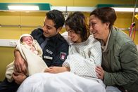 Notruf Hafenkante – Tarik (Serhat Cokgezen, l.) freut sich über die Geburt seines und Paulines (Lucie Heinze, M.) Sohnes und präsentiert ihn stolz seiner Mutter (Lilay Huser, r.).
