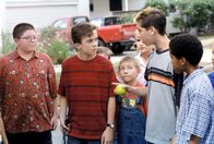 Malcolm mittendrin – Reese (Justin Berfield, 2.v.r.) erklärt Dewey (Erik Per Sullivan, mi.), Malcolm (Frankie Muniz, 2.v.l.) und den anderen das Spiel, das er sich ausgedacht hat.
