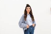 Digiclash: Der Generationen-Contest – Moderatorin Ella führt die Teams Digital und Real durch die Challenges in der zweiten Staffel von Digiclash Der Generationen-Contest.