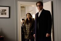 Bull – Danny (Jaime Lee Kirchner, l.) ruft Bull (Michael Weatherly, r.) zu Sean Laharis Wohnung - dort machen sie einen grausigen Fund ...