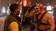Twisted Metal – John (Anthony Mackie, l.) sitzt im Casino fest – gezwungen, Sweet Tooth (Joe Seanoa, r.) Wahnsinns-Show mit anzusehen.