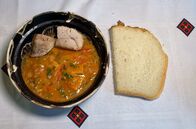 Stadt Land Kunst – Im rumänischen Curciu bereitet Silvia ein traditionelles Rezept aus ihrer Heimat zu. Das Gericht besteht aus Schweinefleisch und Würsten in einer Tomaten-Paprika-Soße.