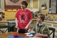 Two and a Half Men – Jake (Angus T. Jones, l.) und sein Freund Eldridge (Graham Patrick Martin, r.) planen mit ungewöhnlichen Methoden Geld durch Werbung im Internet zu verdienen ...