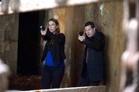 Unforgettable – L-R: Carrie Wells (Poppy Montgomery) und Detective Al Burns (Dylan Walsh).