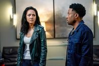 MacGyver – Riley Davis (Tristin Mays,l.) und Wilt Bozer (Justin Hires, r.)