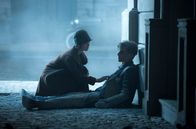 Babylon Berlin – Die Stenotypistin Charlotte (Liv Lisa Fries) findet ihren Kollegen Gereon (Volker Bruch) und versucht ihm zu helfen.