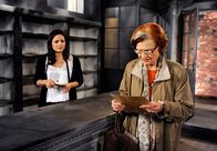 Rote Rosen – ARD ROTE ROSEN FOLGE 1399 Uhr im ERSTEN. Susann (Elisabeth Lanz, l.) und Johanna (Brigitte Antonius, r.) finden einen Brief, den Susanns Mutter für ihre Tochter im Teekontor versteckt hat.