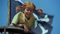 Pippi Langstrumpf – Pippi (Inger Nilsson) am Ausguck des Seeräuberschiffes, mit dem die Flucht von Taka-Tuka gelingt.