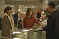 Friends With Money – Olivia (Jennifer Aniston, r.) schnorrt Beauty-Produkte bei verschiedenen Unternehmen und braucht dabei die Hilfe von ihrer Freundin Christine (Catherine Keener, l.).