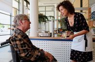 In aller Freundschaft – SENDER: ARD - SENDETITEL: In aller Freundschaft, Folge 835 - UNTERTITEL: Verpasste Gelegenheiten - CAPTION: ARD/MDR IN ALLER FREUNDSCHAFT, FOLGE 835, "Verpasste Gelegenheiten" Uhr im ERSTEN..Einzig Linda Schneider (Isabel Varell) schafft es, den griesgrämigen, frustrierten Heinz Rudolph (Andreas Schmidt-Schaller) zu erweichen. ihr gegenüber redet er das erste Mal darüber, was zwischen ihm und Irmgard Müller vor über 30 Jahre passiert ist..