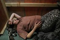 Tatort – Nina (Pina Bergemann) hat Zuflucht in einem Hochstand gefunden. Immerhin hat sie hier ein Dach über dem Kopf und kann sich hinlegen.