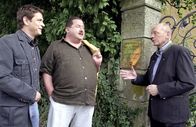 Die Rosenheim-Cops – Noch sieht sich Theodor Bruckner (Joachim Höppner, l.) nicht von den beiden Rosenheim-Cops Korbinian Hofer (Joseph Hannesschläger, mi.), Christian Lind (Tom Mikulla), aber er ahnt auch nicht, was die beiden bei der Hausdurchsuchung gefunden haben.