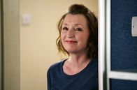 Mum – Cathy (Lesley Manville) ist froh, dass Michael zur Feier gekommen ist.