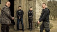 Stralsund – Karl Hidde (Alexander Held, l.), Karim Uthmann (Karim Günes) Thomas Jung (Johannes Zirner, r.) und Nina Petersen (Katharina Wackernagel) sind kurz davor den Täter zu stellen.