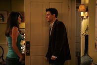 How I Met Your Mother – Ted (Josh Radnor, r.) hat noch immer keinen Anruf von Victoria erhalten. Als ihn Robin (Cobie Smulders, l.) fragt, ob er bei ihr vorbeikommen will, zögert er deshalb nicht lange ...