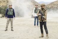 Navy CIS – Jack Sloane (Maria Bello, r.) und das Team sollen Senator Phillips (James Morrison, l.) nach einem Schicksalsschlage wieder sicher von Afghanistan zurück nach Hause bringen, doch Unbekannte scheinen dies verhindern zu wollen ...