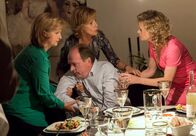 Die Zeit mit Euch – Marlene (Johanna Gastdorf, li.), Vera (Ulrike Kriener, 2. v. li.) und Christiane (Leslie Malton) kümmern sich um den kollabierenden Heiko (Herbert Knaup).