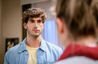 Sturm der Liebe – Noah (Christopher Jan Busse, l.) ist tief getroffen, als sich Greta (Laura Osswald, r.) von ihm trennt.
