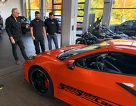 Der Geiger – Karl Geiger (l.) with his crew next to the Corvette C8.