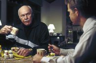 Fargo – Wade Gustafson (Harve Presnell, li.) ist ein erfolgreicher Unternehmer und hält nicht viel von seinem Schwiegersohn Jerry (William H. Macy, re.).