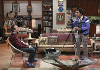 The Big Bang Theory – Um endlich eine Frau zu finden, melden sich Raj (Kunal Nayyar, r.) und Stuart (Kevin Sussman, l.) bei einer Online-Dating-Plattform an ...