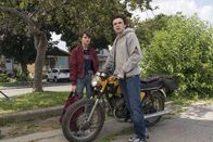 Wayne – Delilah "Del" Luccetti (Ciara Bravo, l.); Wayne McCullough (Mark McKenna, r.)