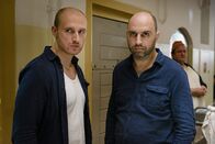 Im Knast – Der Russe Ivan (Anton Levit, l.) mit dem Ex-Wahlkampfmanager Somuncu (Serdar Somuncu, r.).