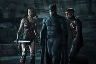 Justice League – Justice League Das Team vervollständigt sich: Als Gal Gadot als Wonder Woman, Ben Affleck als Batman, Ezra Miller als The Flash Copyright: SRF/Warner Bros.