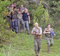 Hawaii Five-0 – Das Team hat es geschafft - Steve ist befreit: Chin (Daniel Dae Kim, M.l.), Steve (Alex O'Loughlin, M.M.), Danny (Scott Caan, M.r.), Lt. Jacks (Sean MacCormac, vorne r.) und White (Terry O'Quinn, vorne l.) ...