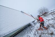 Ice Road Rescue - Extremrettung in Norwegen – Overhalla, Norway - Roar Skjeflo (one of Jo Roger´s employees) attaches a strap to the truck in the ditch.