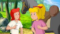 Bibi und Tina – Bibi (r.) zeigt Tina (l.) eine Nachricht, in der steht, dass Sabrina erst freigelassen wird, wenn sie Regen hext.