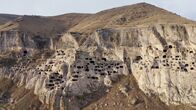 Lost Places – Die unterirdische Festung von Wardsia wurde freigelegt, als bei einem Erdbeben im Jahr 1283 Teile des Berghangs abrutschten.