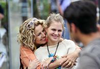 Unterwegs mit Elsa – Elsa (Michaela May, li.) tröstet ihre Enkelin Clara (Alicia von Rittberg), die sich unglücklich in einen Jungen verliebt hat.