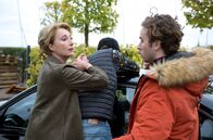 Großstadtrevier – Frau Küppers (Saskia Fischer, l.) wird am helllichten Tag von den jugendlichen Schlägern Marvin (Ludger Bökelmann, M.) und Lasse (Tim Bülow, r.) angegriffen.