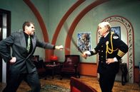 Police Academy VII - Mission in Moskau – Während seine Kollegen ermitteln, tummelt sich Commandant. Eric Lassard (George Gaynes, r.) auf einer russischen Beerdigung. Und dennoch gelingt es ausgerechnet ihm, den gefährlichen Gangster Constantin Konali (Ron Perlman, l.) zu stellen ...
