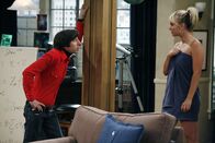 The Big Bang Theory – Der Möchtegern Frauenheld Howard (Simon Helberg, l.) versucht bei Penny (Kaley Cuoco, r.) zu landen ...