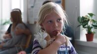 Vilda – Vilda (Sofia Sittnikow) ist ängstlich in der Zahnarztpraxis und versteckt sich hinter ihrem Stofftiger.