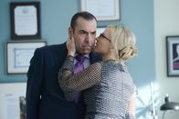 Suits – Als Louis (Rick Hoffman) die Wahrheit über Mikes Vergangenheit aufdecken will, bringt Sheila Sazs (Rachael Harris) seine Gefühlswelt zusätzlich ins Wanken.