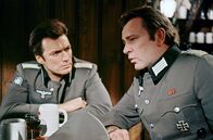 Agenten sterben einsam – Major Jonathan Smith (Richard Burton, re.) führt ein Sonderkommando ins feindliche Gebiet, um einen US-General aus deutscher Gefangenschaft zu befreien. Der US-Elitesoldat Lieutenant Morris Schaffer (Clint Eastwood, li.) ist Teil dieser waghalsigen Mission.