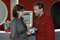 Anna und die Liebe – Steffi (Karin Kienzer, l.) findet bei Ulrich (Wolfgang Wagner, r.) ein altes Familienfoto.