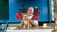 Löwenzahn Classics – Weshalb hat ein Hund keine Flügel, aber dafür vier Beine? Könnten doch auch drei oder fünf Beine sein? Peter (Peter Lustig) findet es heraus. Dafür muss er weit zurück in die Urzeit gehen.