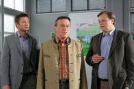 Die Rosenheim-Cops – Die Cops Hansen (Igor Jeftic, l.) und Hartl (Michael A. Grimm, r.) wissen, dass Bauer Obermoser (Johann Schuler, M.) vom Opfer erpresst wurde.