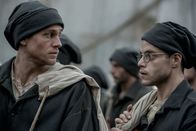 Papillon – Papillon Schicksalsgenossen bei der Verschiffung in die Strafkolonie: Charlie Hunnam als Henri "Papillon" Charrière, Rami Malek als Louis Dega Copyright: SRF/2018 Constantin Film Verleih GmbH