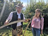 Heimat der Rekorde – Moderatorin Claudia Pupeter mit Johann Astner aus Neubeuern, Oberbayern. Er ist deutscher Meister im Sensenmähen.