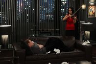 How I Met Your Mother – Barney (Neil Patrick Harris, l.) glaubt, dass mit ihm etwas nicht stimmt, da er tatsächlich tiefe Gefühle für Nora (Nazanin Boniadi, r.) empfindet ...