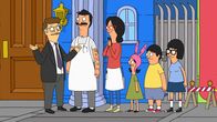 Bob's Burgers – Wegen Schimmelbefalls stehen Renovierungsarbeiten am Restaurant an, und Bob (2.v.l.), Linda (3.v.l.), Louise (3.v.r.), Gene (2.v.r.) und Tina (r.) sind dazu gezwungen, ein Wochenende auswärts zu verbringen. Mort (l.) schlägt Bob vor, bei sich im Krematorium-Wohnhaus unterzukommen ...