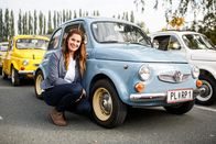 Heimatleuchten – Moderatorin Conny Bürgler und ein Puch Auto vor dem Johann Puch Museum.