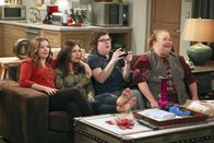 Two and a Half Men – Barry (Clark Duke, 2.v.r.) fühlt sich sichtlich wohl im Kreise von Berta (Conchata Ferrell, r.), Jenny (Amber Tamblyn, l.) und Brooke (Aly Michalka, 2.v.l.). Von der Arbeit an seinem Projekt ist keine Rede mehr ...